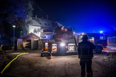 Sulzbach-Bartenbach: Hausanbau in Brand - Bewohenr koennen sich retten